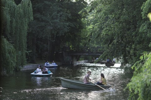 oameni cu hidrobiciclete si barci in parc, in a doua zi a starii de alertă impusă pe fondul pandemiei de coronavirus