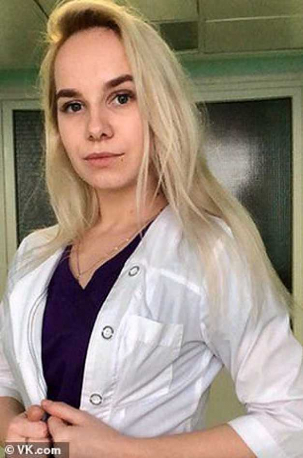 Asistenta medicală care tratează pacienții infectați cu Covid-19 în bikini şi sutien