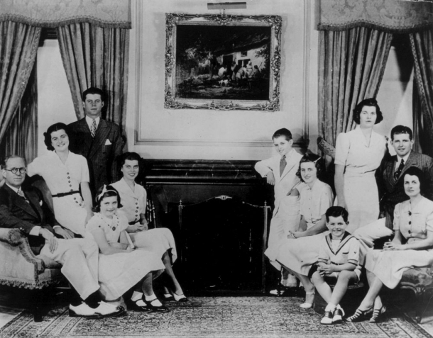 Clanul Kennedy în 1937.&nbsp;Joe Kennedy,&nbsp;Ambasador al SUA în Marea&nbsp;Britanie,&nbsp;John F. Kennedy (22 ani) , Rosemary Kennedy (19 ani) , Robert Kennedy (17 ani) And Edward Kennedy (6 ani)