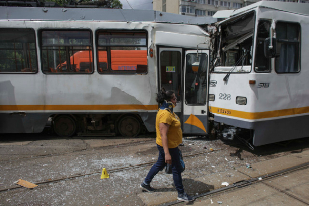 Două tramvaie s-au ciocnit frontal, miercuri, în zona Şura Mare din Capitală