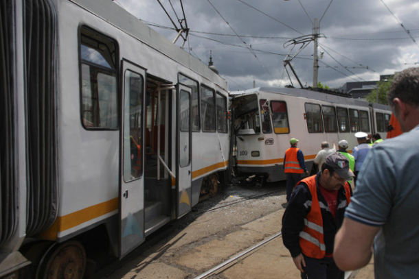 Doua tramvaie s-au ciocnit frontal în Capitală