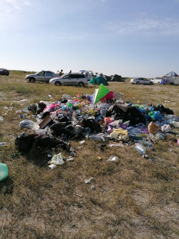 Gunoie pe plaja Vadu-Corbu