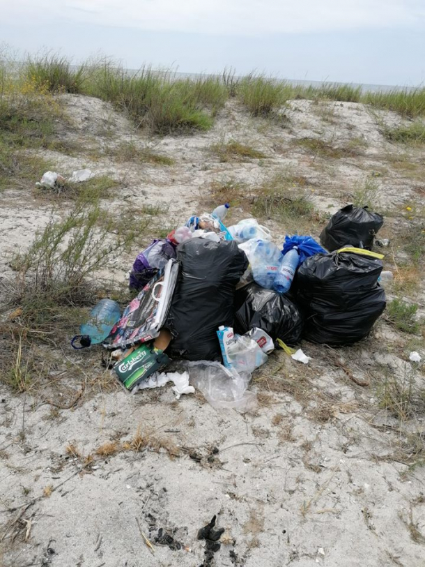Turiștii au lăsat în urma lor tone de mizerie, pe plajele sălbatice