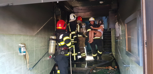 Explozie într-un bloc din Capitală. O fata de 14 ani, intoxicata cu fum