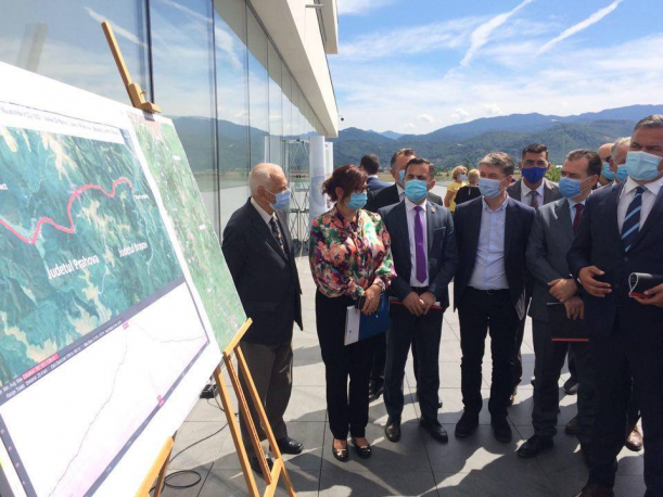Liderii Guvernului, prezenti la semnarea contractului de incepere a studiului de fezabilitate pentru drumul Valea Doftanei - Bradet - Brasov