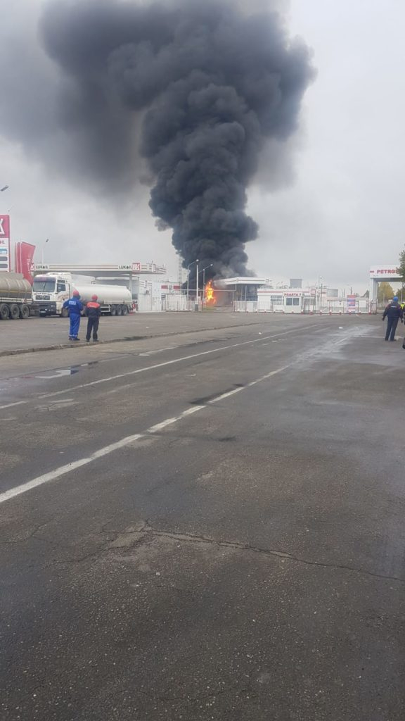 Incendiu la o cisternă cu motorină, în incinta unei rafinării din Ploieşti