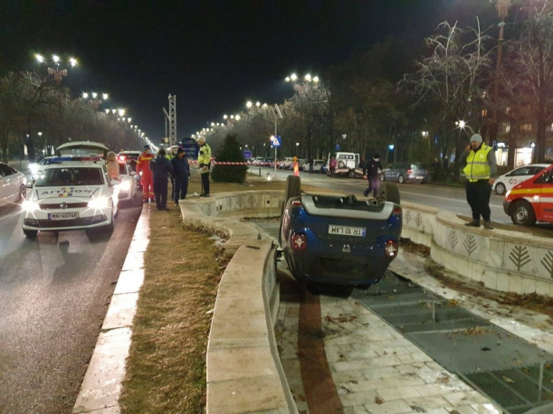 Automobilul&nbsp;răsturnat în&nbsp;fântâna arteziană de la&nbsp;Piata Unirii