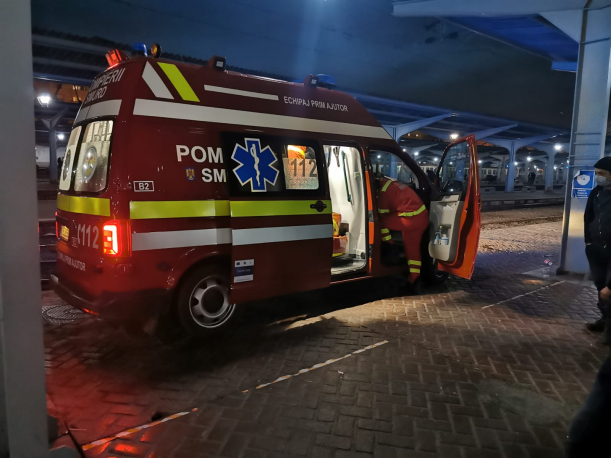 Echipajul de la ambulanta parcata pe un peron al Garii de Nord se pregateste sa intervina in cazul persoanei care a lesinat