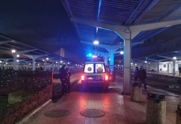 Ambulanta parcata sambata seara pe un peron al garii de nord din Bucuresti, unde o persoana a lesinat