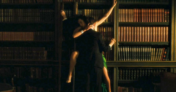 Keira Knightley, sprijinită de o bibliotecă, într-o scenă de amor în filmul „The Aftermath"