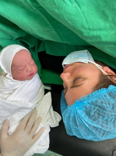 Nora lui Romică Țociu și nepoțica nou-născută