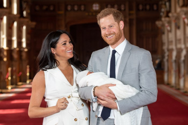 Prințul Harry și Meghan Markle îl prezinta pe fiul lor Archie