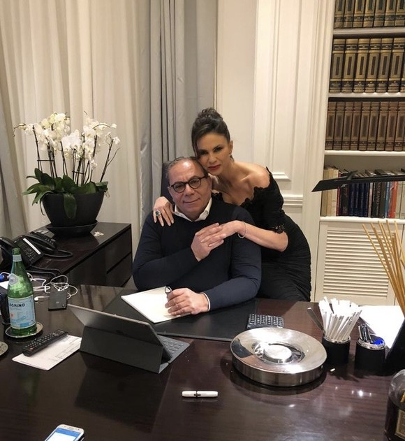 Ramona Bădescu il imbratiseaza pe Fabio Cali la birou