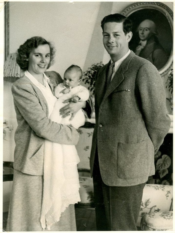Principesa Margareta, în vârstă de doar câteva luni, ținută în brate de părinții săi, Regina Ana și Regele Mihai