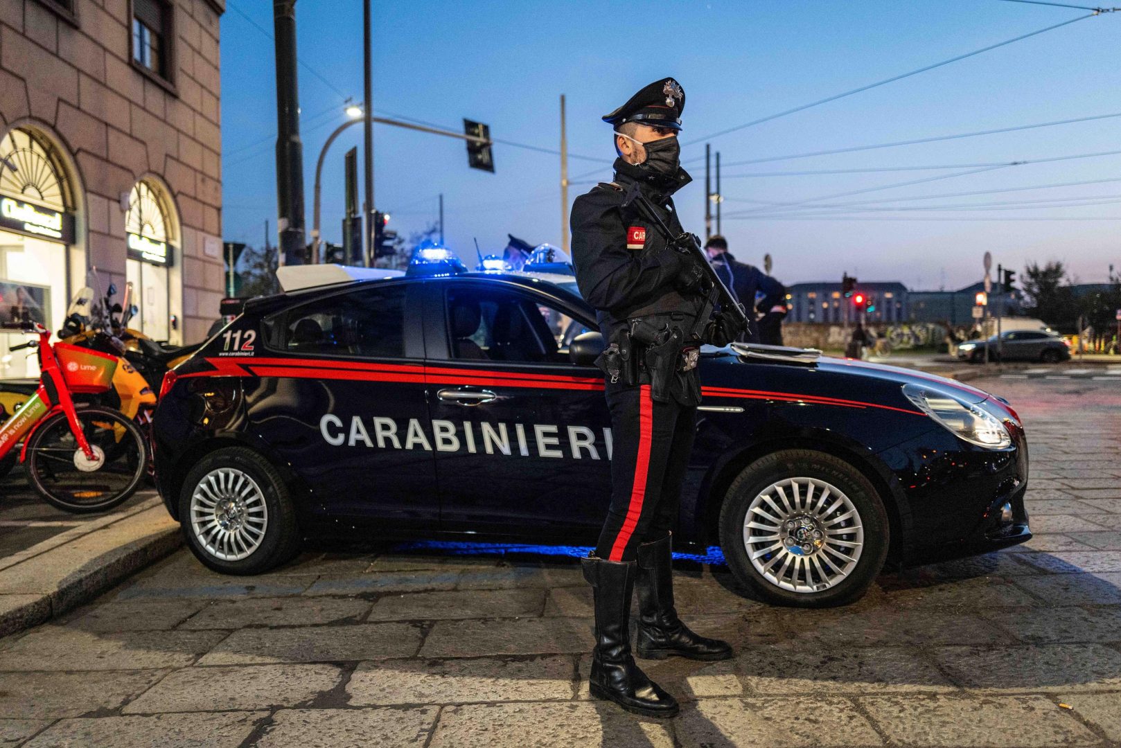 Un român a înjunghiat chelnerul și proprietarul unui restaurant, în Italia. Motivul pentru care a recurs la acest gest