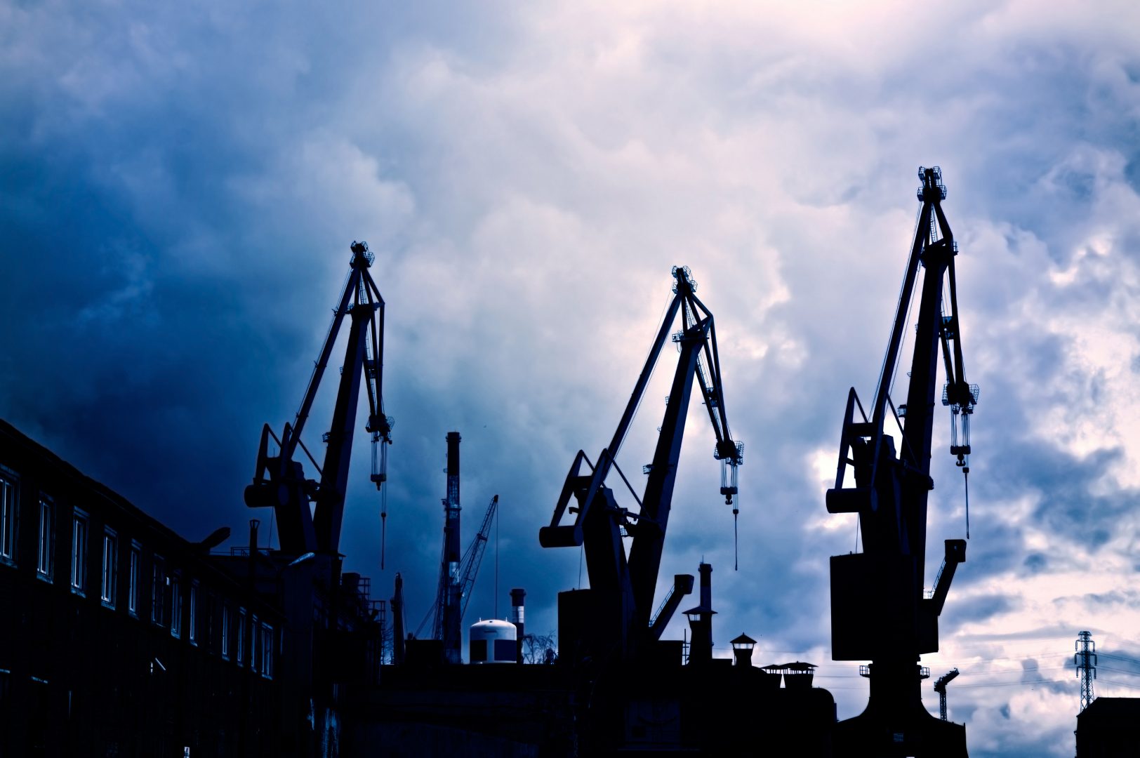 Industria României și-a revenit în martie după începutul slab de an. Datele INS arată însă că scăderea anuală continuă