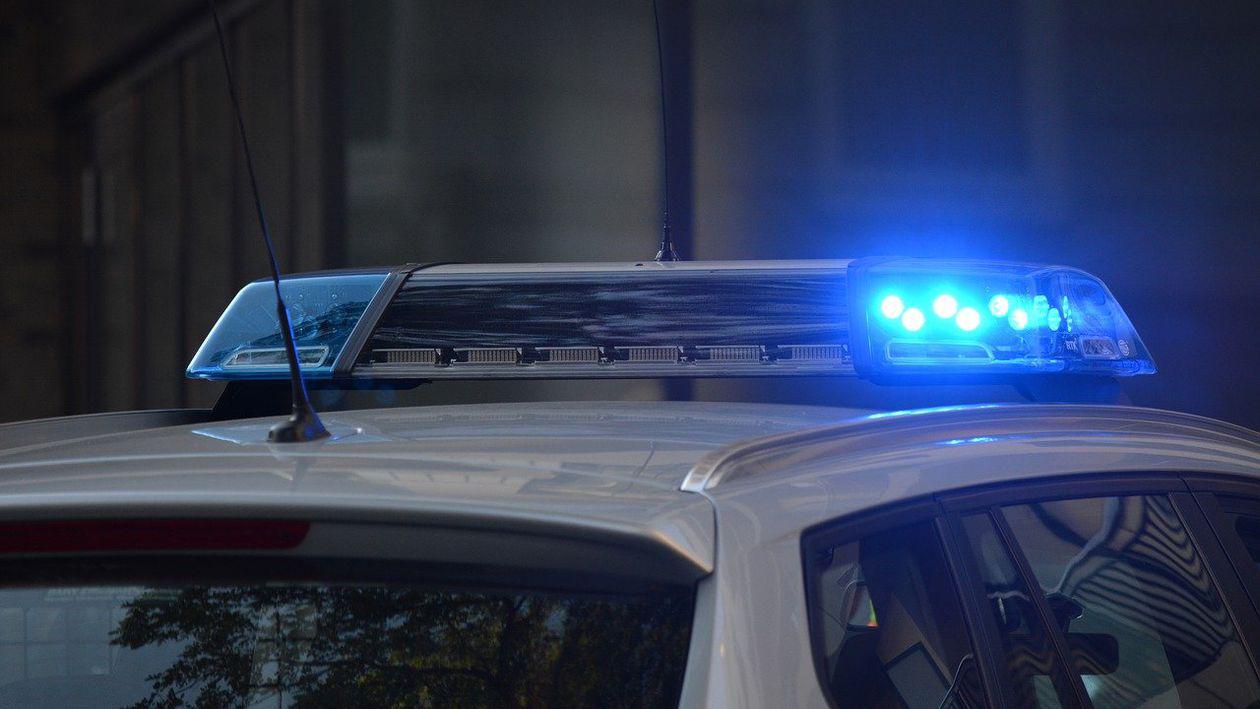 Accident între doi șoferi drogați în Mehedinți / Fiul unei șoferițe a făcut scandal și a intrat cu mașina în autospeciala Poliției