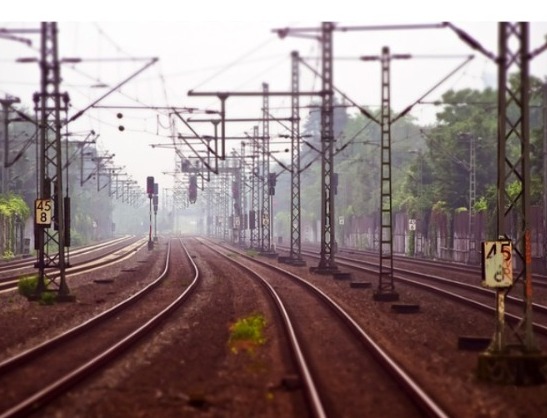 Un tren cu pasageri, care plecase din Oradea spre Timișoara, a rămas în câmp zeci de minute