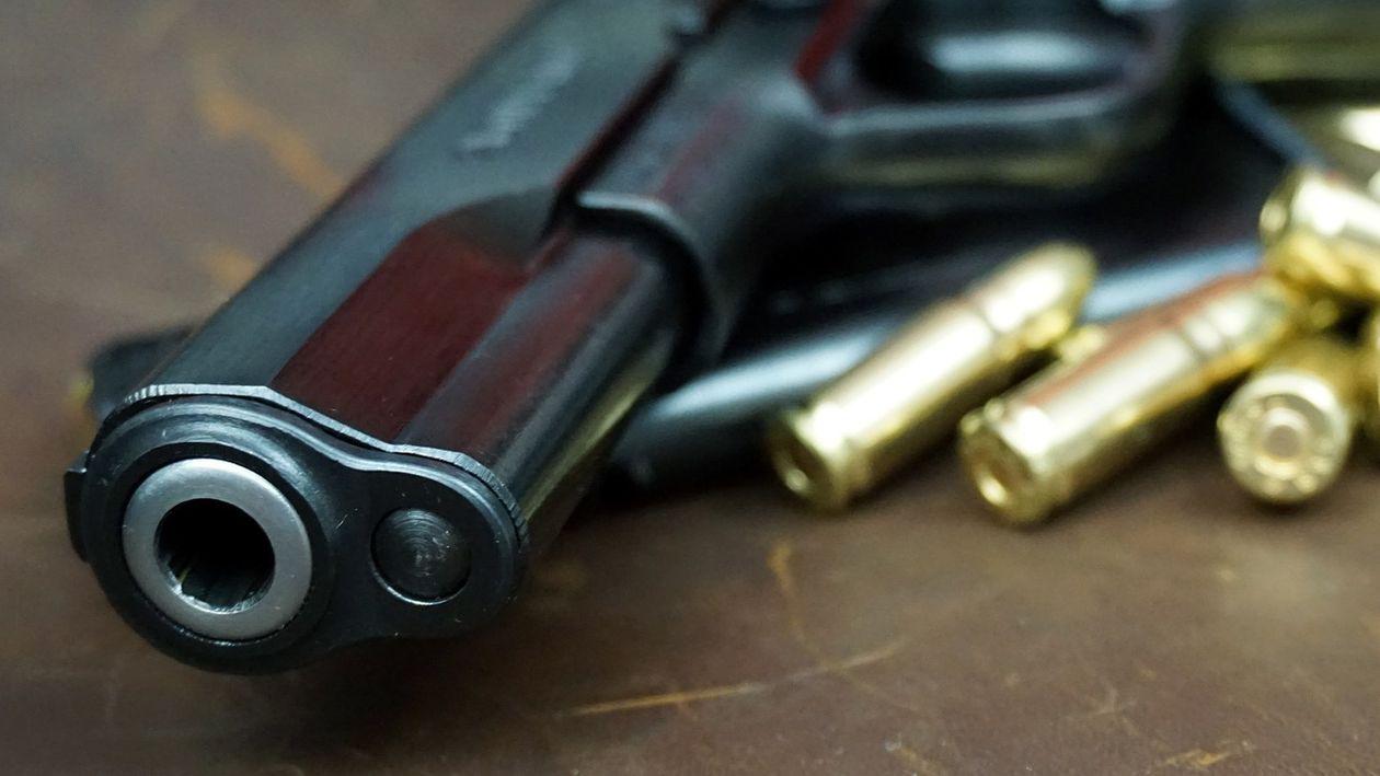 Un bărbat din București a fost împușcat de polițiști, după ce i-ar fi amenințat cu toporul. De la ce a escaladat conflictul