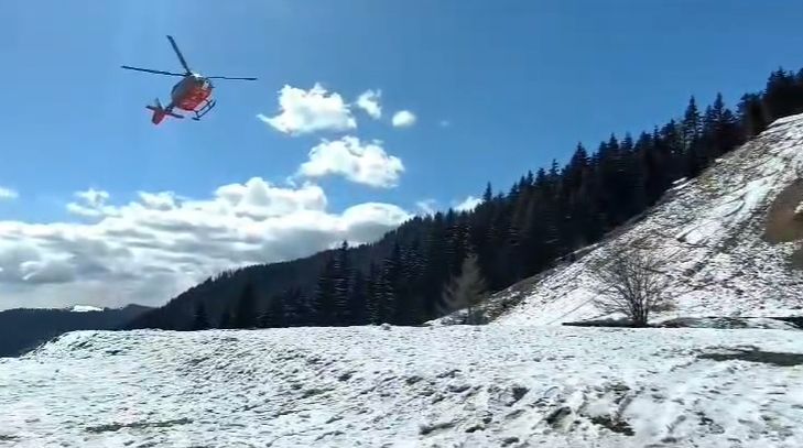 Turistă grav rănită pe pârtie la Sinaia, preluată cu elicopterul SMURD (VIDEO)