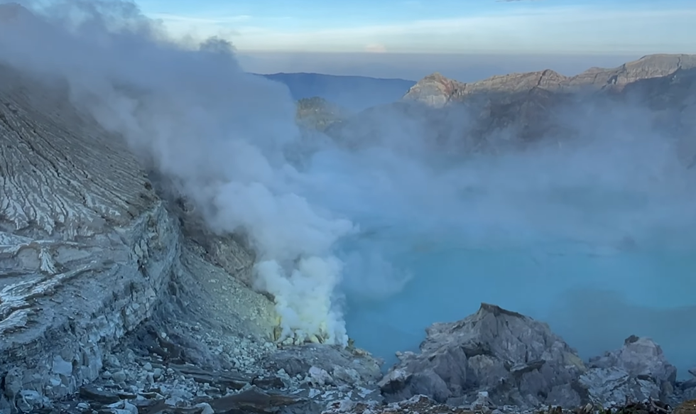 O turistă a murit după ce a căzut 76 de metri într-un vulcan activ, în timp ce încerca să își facă o fotografie, în Indonezia