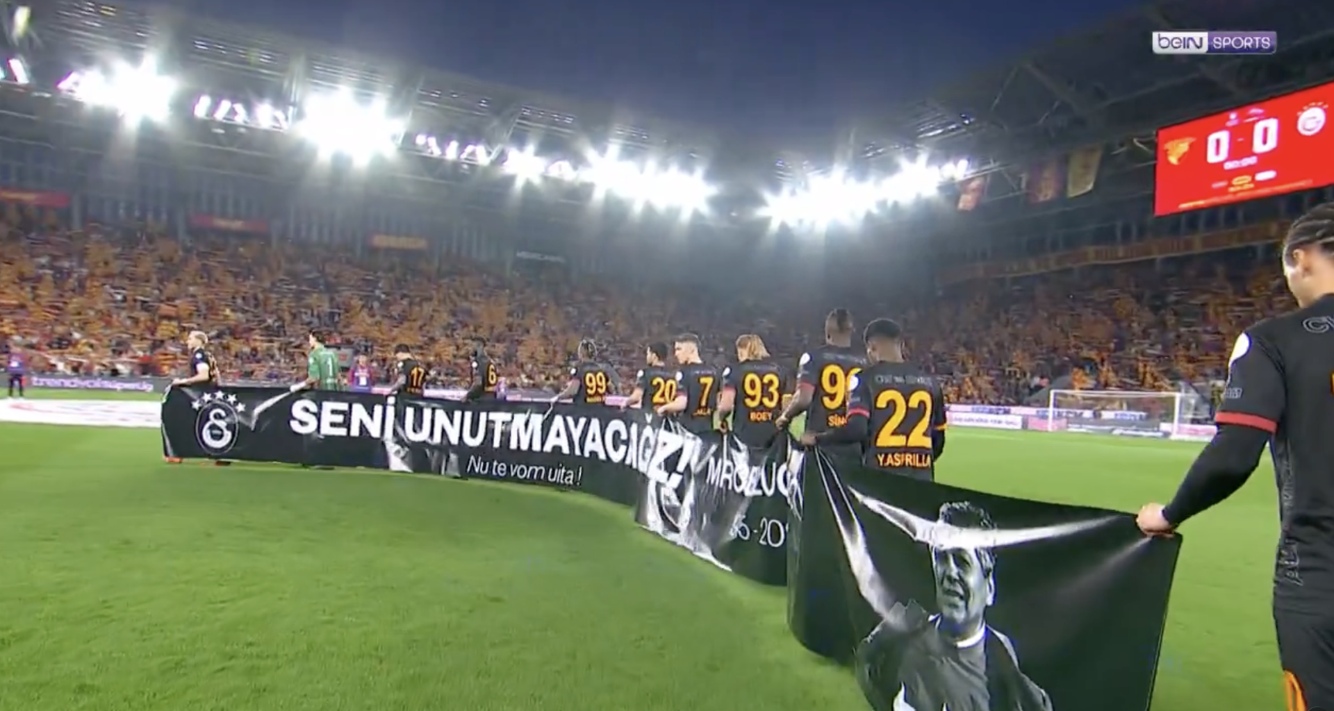 Galatasaray îl omagiază pe Mircea Lucescu într-un moment emoționant pe teren. Ce impact a avut antrenorul român în Turcia (FOTO, VIDEO)
