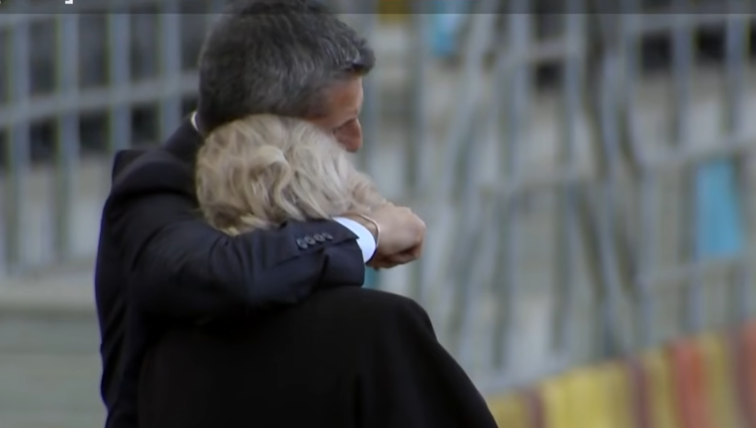 Răzvan Lucescu, în lacrimi la căpătâiul tatălui său. Gestul emoționant făcut în fața sicriului lui Mircea Lucescu