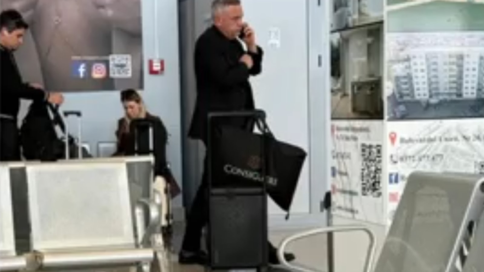 Ministrul Agriculturii fotografiat cu o valiză Louis Vuitton de 5.000 de euro. Barbu spune că nu cunoaște brandul