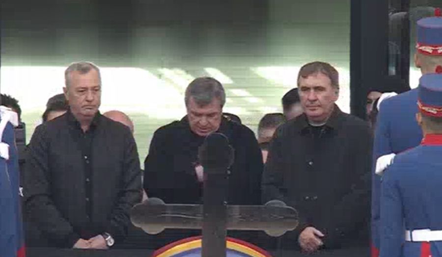 Nume mari la catafalcul lui Mircea Lucescu. Gică Hagi nu și-a putut stăpâni lacrimile / Lucescu va fi înmormântat cu onoruri militare (VIDEO)