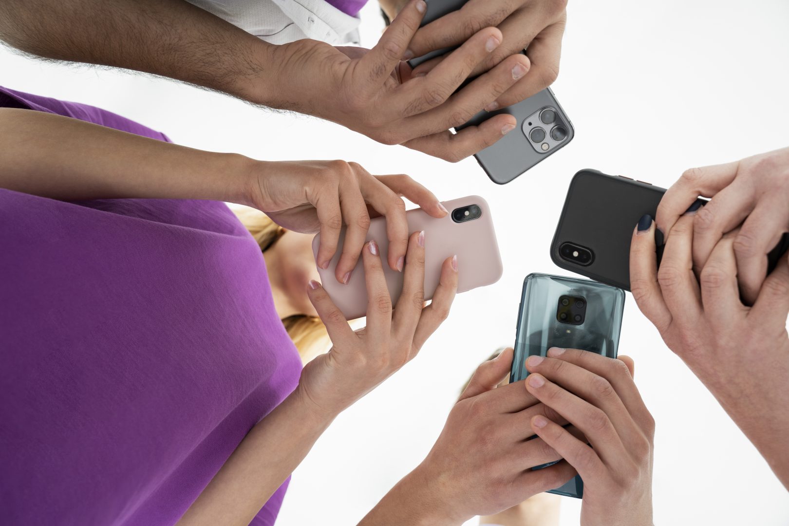 Vești proaste pentru cumpărători: telefoanele mobile se scumpesc cu până la 50%. Criza memoriilor lovește piața globală